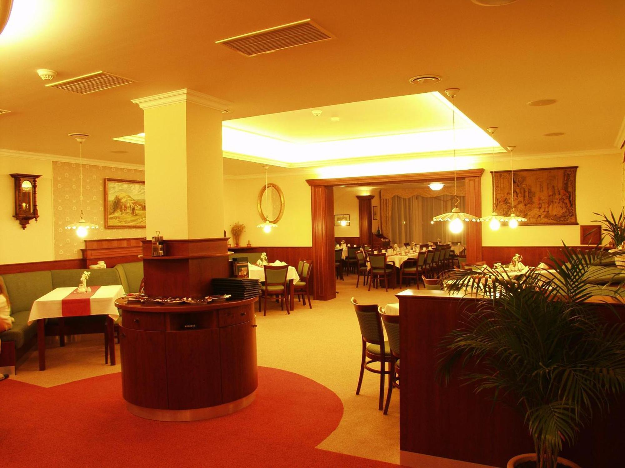 Komorni Hurka Hotel Cheb Ngoại thất bức ảnh